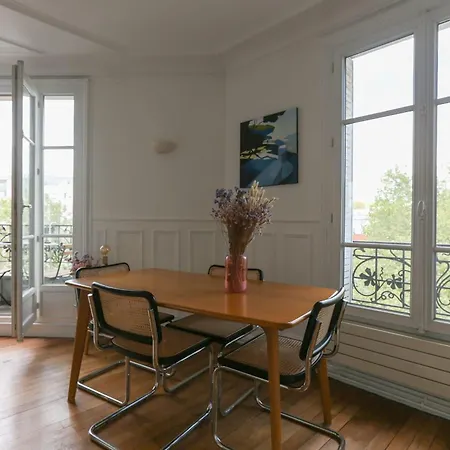 Bright With Lovely Balcony Apartment Paris